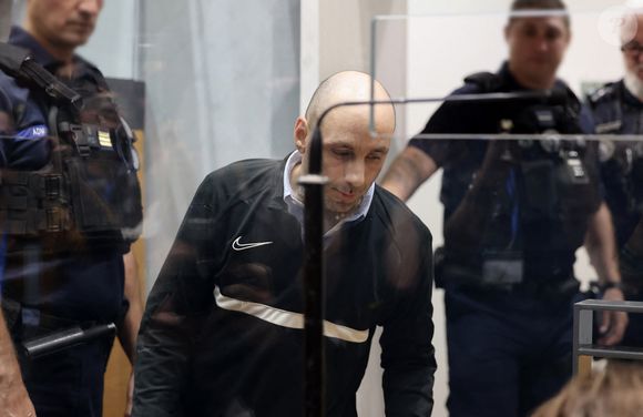 Le 22 septembre 2025, celui de Cédric Jubillar - mari de Delphine, mystérieusement disparue en 2020 dans le Tarn - s'est ouvert devant la cour d'assises, à Albi.

Cédric Jubillar dans le box des accusés - Procès de Cédric Jubillar pour "homicide volontaire par conjoint" devant la cour d'assises du Tarn à Albi, France, le 23 septembre 2025. © Dominique Jacovides/Bestimage