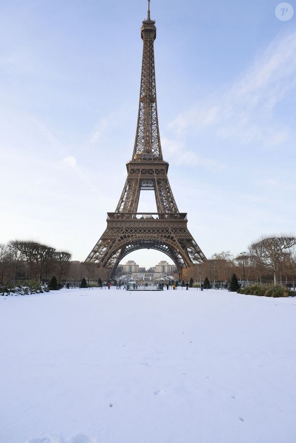 La tour Eiffel et le Champ-de-Mars sont sous la neige à Paris le 7 janvier 2026.

© Christophe Aubert / Bestimage