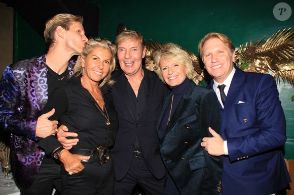Exclusif - François-Xavier Renou, Caroline Margeridon, Tony Gomez, Sophie Davant, Thierry Chapeau - Caroline Margeridon fête son 56ème anniversaire au restaurant "Manko" à Paris le 29 septembre 2022. © Philippe Baldini/Bestimage