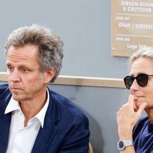Anne-Sophie Lapix et son mari Arthur Sadoun en tribunes lors des Internationaux de France de Tennis de Roland Garros 2025, à Paris, France, le 6 juin 2025. © Jacovides-Moreau/Bestimage