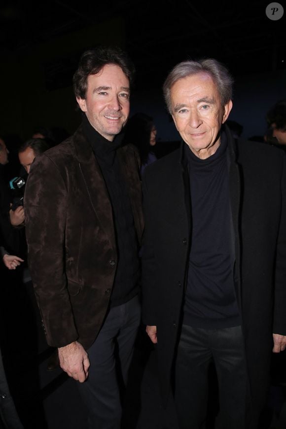 Antoine Arnault et Bernard Arnault au Font Row du défilé Louis Vuiton lors de la Fashion Week Homme automne-hiver 2023/24 de Paris, France, le 19 janvier 2023. Bertrand Rindoff Petroff/Bestimage