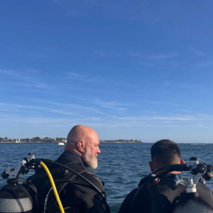 Le duo se retrouve pour une activité qui les rassemble : de la plongée en Bretagne.

Philippe Etchebest et son fils Oscar-Louis en Bretagne.