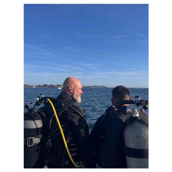 Le duo se retrouve pour une activité qui les rassemble : de la plongée en Bretagne.

Philippe Etchebest et son fils Oscar-Louis en Bretagne.