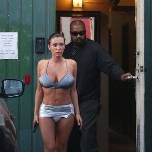 Exclusif - Kanye West et sa femme Bianca Censori à la sortie d'un salon de bronzage à Los Angeles, le 19 mars 2024.