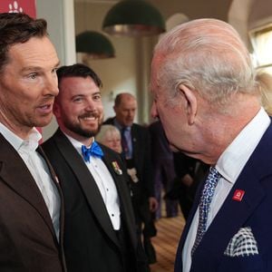 Le roi Charles III d'Angleterre rencontre Benedict Cumberbatch alors qu'il assiste à la célébration du 50e anniversaire de l'organisation caritative "A King's Trust Celebration". Photo par Aaron Chown/WPA-Pool