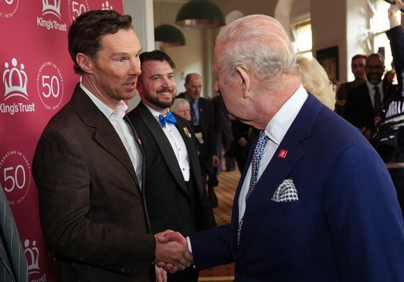 Le roi Charles III d'Angleterre rencontre Benedict Cumberbatch alors qu'il assiste à la célébration du 50e anniversaire de l'organisation caritative "A King's Trust Celebration". Photo par Aaron Chown/WPA-Pool