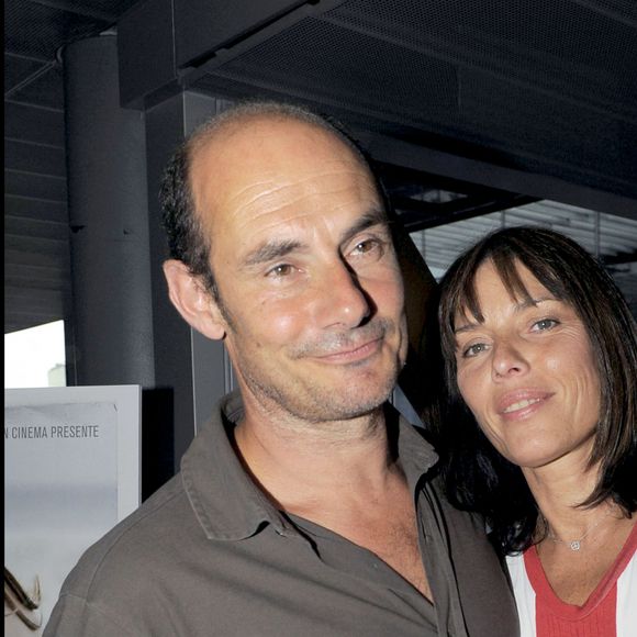 Il y coule une vie discrète et casanière avec sa femme Anne, qu'il a épousée en 1989, et leurs deux enfants, Loan et Nina.

Bernard Campan et sa femme Anne à la première de Une semaine sur deux, à Paris
Bestimage