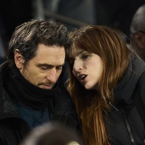 Alison Wheeler et Jérémie Elkaïm - Célébrités dans les tribunes lors du match de Ligue 1 McDonald's opposant le Paris Saint-Germain (PSG) à l'Olympique de Marseille (OM) - (3-1) au Parc des Princes à Paris le 16 mars 2025. © Cyril Moreau/Bestimage