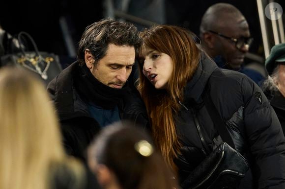 Alison Wheeler et Jérémie Elkaïm - Célébrités dans les tribunes lors du match de Ligue 1 McDonald's opposant le Paris Saint-Germain (PSG) à l'Olympique de Marseille (OM) - (3-1) au Parc des Princes à Paris le 16 mars 2025. © Cyril Moreau/Bestimage