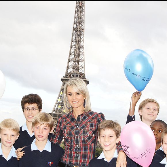 Laeticia Hallyday, ambassadrice pour l'UNICEF au café de l'homme à Paris en 2008 - © Dominique Jacovides Bestimage