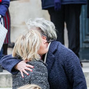 Les deux femmes se sont même chaleureusement enlacées.

Evelyne Dhéliat et Françoise Laborde, la soeur de la défunte - Arrivées aux obsèques de C.Laborde en l’église Saint-Roch à Paris, le 6 février 2025. 
© Jacovides - Moreau / Bestimage