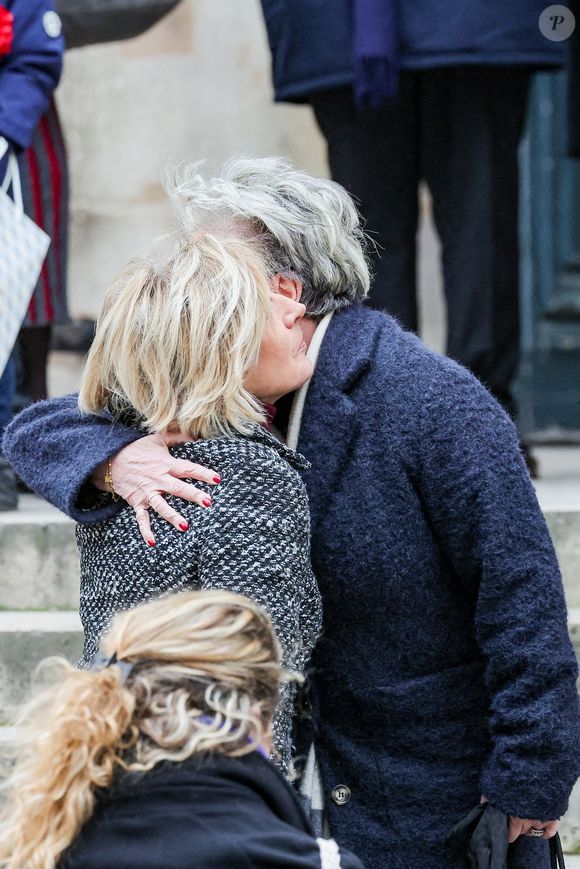 Les deux femmes se sont même chaleureusement enlacées.

Evelyne Dhéliat et Françoise Laborde, la soeur de la défunte - Arrivées aux obsèques de C.Laborde en l’église Saint-Roch à Paris, le 6 février 2025. 
© Jacovides - Moreau / Bestimage