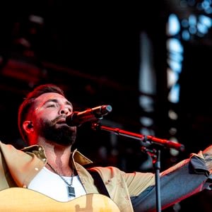 Kendji Girac en concert lors du festival de musique du Printemps de Perouges au Chateau de Saint-Maurice-de-Remens le 29 juin 2025. © Sandrine Thesillat / PsNewZ / Bestimage