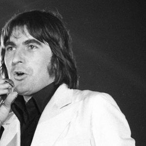 Serge Lama sur scène en concert dans les années 1970. Photo by APS-Medias/ABACAPRESS.COM