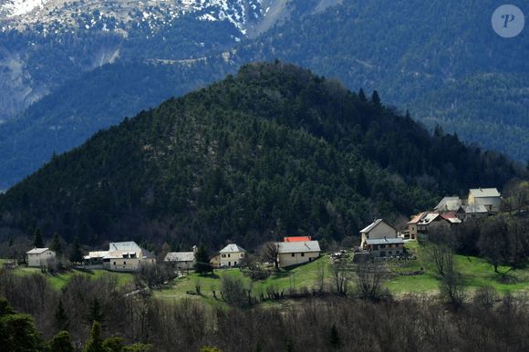 Illustrations au Vernet dans les Alpes-de-Haute-Provence dans le cadre de la disparition du petit Emile en juillet 2023 dont une partie des ossements ont été retrouvés.
Le 4 avril 2024. © Romain Doucelin / Bestimage