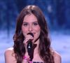 La jeune femme fait chanter tout le monde avec son titre Respire fort, sorti l'été dernier avant sa participation à l'émission de TF1. Un tube qui a atteint plusieurs millions d'écoutes avant la fin de l'année 2025 et qui a permis à Jeanne de rejoindre le Top Singles de Spotify.

Jeanne sur le plateau de la "Star Academy". TF1