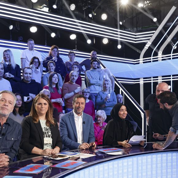 Exclusif - Soraya Meziane, Polska, Jean-Michel Maire, Valérie Bénaïm, Bernard Montiel, Soukeyna, Mokhtar, Cyril Hanouna, sur le plateau de de l’émission « TPMP » présentée par C.Hanouna et diffusée en direct sur C8, Paris, France, le 02 mai 2024. © Jack Tribeca / Bestimage