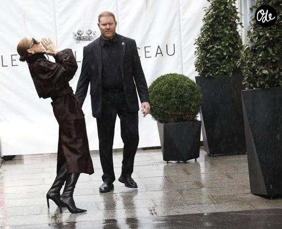 Céline Dion salue ses fans sous la pluie, à la sortie de l’hôtel Royal Monceau à Paris, avant de rejoindre "La Plenitude Arena de Paris La Défense" pour poursuivre sa série de concerts, le 30 septembre 2026. © Marc Ausset Lacroix / Bestimage