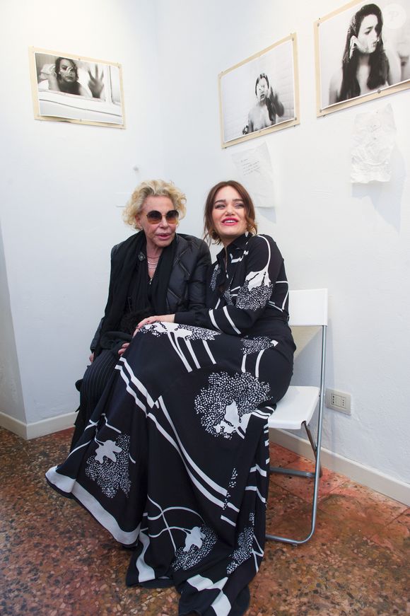 Ornella Vanoni, Romina Carrisi-Power lors du vernissage de l'exposition "Romina Carrisi Power JR Exhibition" à Milan, le 3 mai 2017.