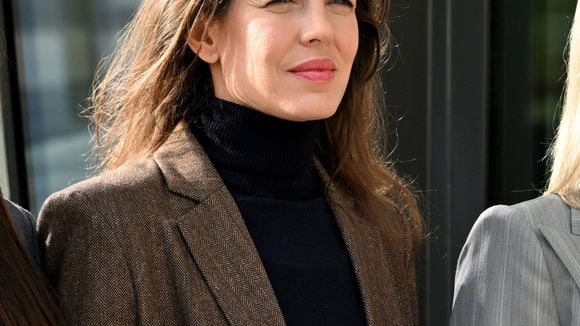 Charlotte Casiraghi en blazer très chic aux côtés de sa maman Caroline et Albert à Monaco lors d'un événement symbolique