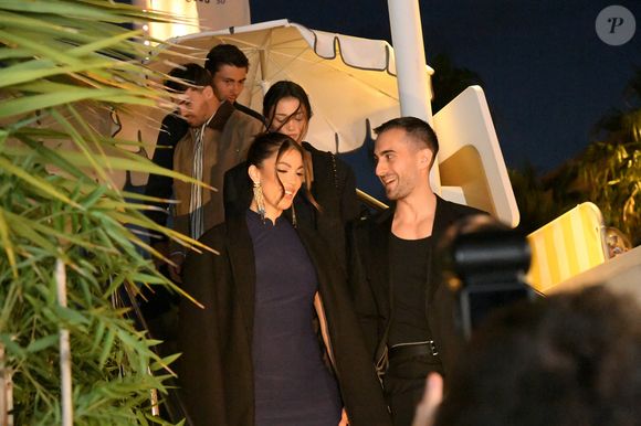 Antoine Dupont et l'ex Miss France Iris Mittenaere au photocall du Grand Dîner en toute intimité avec Dadju sur la plage de l'hôtel Carlton en marge du 78ème Festival International du Film de Cannes, France, le 17 mai 2025. © Lionel Urman/Bestimage