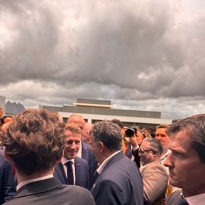 La rencontre s’inscrit dans un contexte plus large, celui du déplacement de Macron à Maurice dans le cadre d’une tournée africaine de cinq jours. 

Exclusif - Stéphane Plaza, en voyage d'affaire pour trouver de nouveaux franchisés à Île Maurice, a reçu une invitation du président Emmanuel Macron à l'occasion de l'inauguration du nouveau site de l'Ambassade de France à Maurice à l'immeuble "The Workplace", Moka-Telfair, le vendredi 21 novembre 2025. © Bestimage