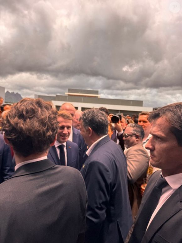 La rencontre s’inscrit dans un contexte plus large, celui du déplacement de Macron à Maurice dans le cadre d’une tournée africaine de cinq jours. 

Exclusif - Stéphane Plaza, en voyage d'affaire pour trouver de nouveaux franchisés à Île Maurice, a reçu une invitation du président Emmanuel Macron à l'occasion de l'inauguration du nouveau site de l'Ambassade de France à Maurice à l'immeuble "The Workplace", Moka-Telfair, le vendredi 21 novembre 2025. © Bestimage