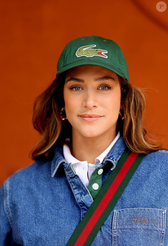 Manon Azem au village lors des Internationaux de France de Tennis de Roland Garros 2025, à Paris, France, le 2 Juin 2025. © Jacovides-Moreau/Bestimage