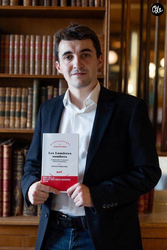 Cette dix-neuvième édition a couronné le chercheur et docteur en théorie politique Arnaud Miranda.

Exclusif - Arnaud Miranda - Le prix de la Revue des Deux Mondes est décerné cette année à A.Miranda pour son livre "Les Lumières sombres" paru aux éditions Gallimard. Il a été remis au lauréat le 2 juin 2026 par la directrice de "La Revue des Deux Mondes", A.Julia, et son propriétaire M.L.deLacharrière, lors d’une cérémonie au Bistrot de Paris, en présence d’une centaine d’invités.  ©Tiphaine Lebely / Bestimage