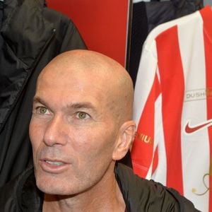 Zinedine Zidane durant la première édition du « match des légendes » opposant l'équipe des Légendes, les anciens de Cannes, à l'équipe des Etoiles avec pour capitaine Didier Deschamps, au stade Pierre de Coubertin à Cannes, le 30 octobre 2025. © Bruno Bebert / Dominique Jacovides / Bestimage