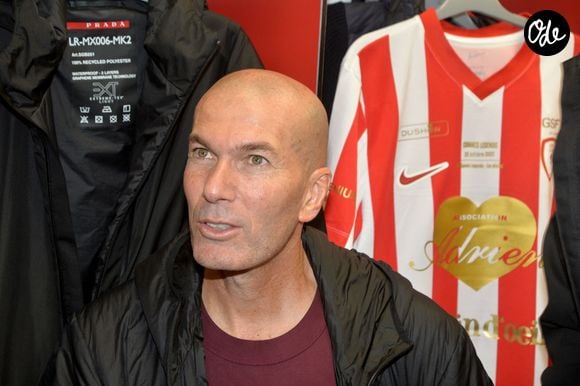 Zinedine Zidane durant la première édition du « match des légendes » opposant l'équipe des Légendes, les anciens de Cannes, à l'équipe des Etoiles avec pour capitaine Didier Deschamps, au stade Pierre de Coubertin à Cannes, le 30 octobre 2025. © Bruno Bebert / Dominique Jacovides / Bestimage