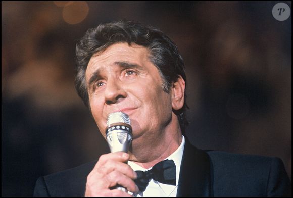 Info - 20e anniversaire du décès de Gilbert Bécaud le 18 décembre - ARCHIVES - GILBERT BECAUD SUR LE PLATEAU DE TELEVISION "TELETHON" EN 1990