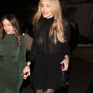 Los Angeles, CA - Paris Jackson est stupéfiante dans un haut noir transparent alors qu'elle assiste à la soirée des Golden Globes.