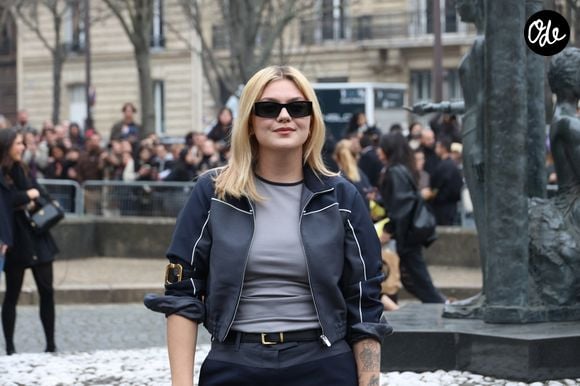 La chanteuse Louane (Louane Emera) aux arrivées au défilé Miu Miu Mode Féminine Prêt-À-Porter Automne/Hiver 2025-2026 lors de la Fashion Week de Paris (PFW) au Conseil économique et social Palais de Iéna, à Paris, France, le 11 mars 2025. © Denis Guignebourg/Bestimage