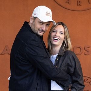 Éric Antoine et sa femme Gennifer Demey au village lors des Internationaux de France de Tennis de Roland Garros 2026, à Paris, le 2 juin 2026.

© Jacovides-Moreau / Bestimage