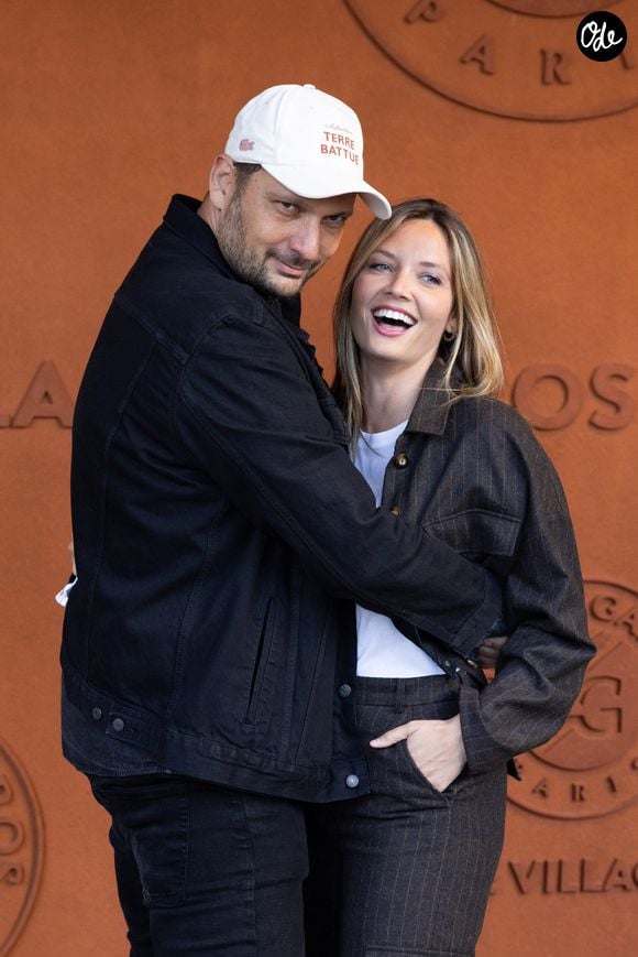 Éric Antoine et sa femme Gennifer Demey au village lors des Internationaux de France de Tennis de Roland Garros 2026, à Paris, le 2 juin 2026.

© Jacovides-Moreau / Bestimage