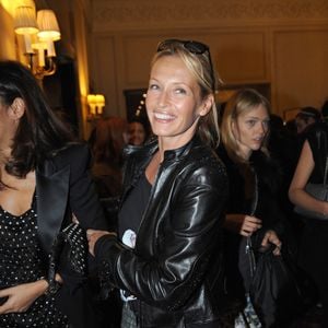 Estelle Lefebure assiste au défilé de la collection prêt-à-porter printemps-été 2010 de Balmain au Grand Hôtel Intercontinental à Paris, France, le 1er octobre 2009. Photo by ABACAPRESS.COM