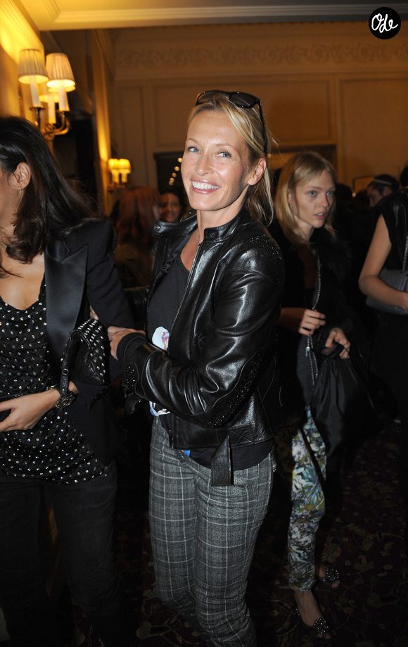 Estelle Lefebure assiste au défilé de la collection prêt-à-porter printemps-été 2010 de Balmain au Grand Hôtel Intercontinental à Paris, France, le 1er octobre 2009. Photo by ABACAPRESS.COM