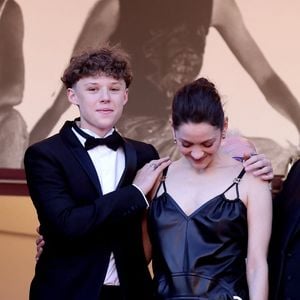 Un slogan l’accompagne : “Lycéens délaissés, jeunesse sacrifiée”. L’actrice oscarisée n’a écrit aucun commentaire. Elle a simplement choisi de poser dessus la chanson “Ma France à moi”, de Diam’s.

Marcel Canet et sa mère Marion Cotillard - Montée des marches du film « Karma » lors du 79ème Festival International du Film de Cannes, le 15 mai 2026. © Jacovides-Moreau / Bestimage