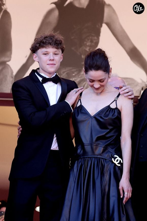 Un slogan l’accompagne : “Lycéens délaissés, jeunesse sacrifiée”. L’actrice oscarisée n’a écrit aucun commentaire. Elle a simplement choisi de poser dessus la chanson “Ma France à moi”, de Diam’s.

Marcel Canet et sa mère Marion Cotillard - Montée des marches du film « Karma » lors du 79ème Festival International du Film de Cannes, le 15 mai 2026. © Jacovides-Moreau / Bestimage