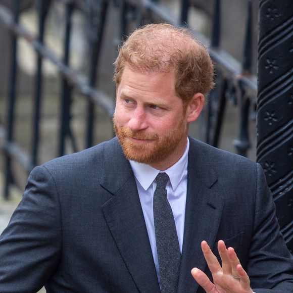 Pourquoi le prince Harry a-t-il décidé de passer un accord avec l'éditeur du tabloïd "The Sun", avec qui il était censé entrer en procès ? 

Le prince Harry, duc de Sussex, à la sortie du procès contre l'éditeur du journal "Daily Mail" à Londres.
© Tayfun Salci/Zuma Press/Bestimage