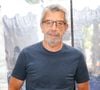 Cette distance crée un temps d’adaptation à chaque retrouvaille avec l’enfant.

Michel Cymes lors de la 3ème édition du salon du livre à Saint-Germain-des-Prés "Des pages avant la plage" à Paris le 6 juin 2026.

© Jack Tribeca / Bestimage