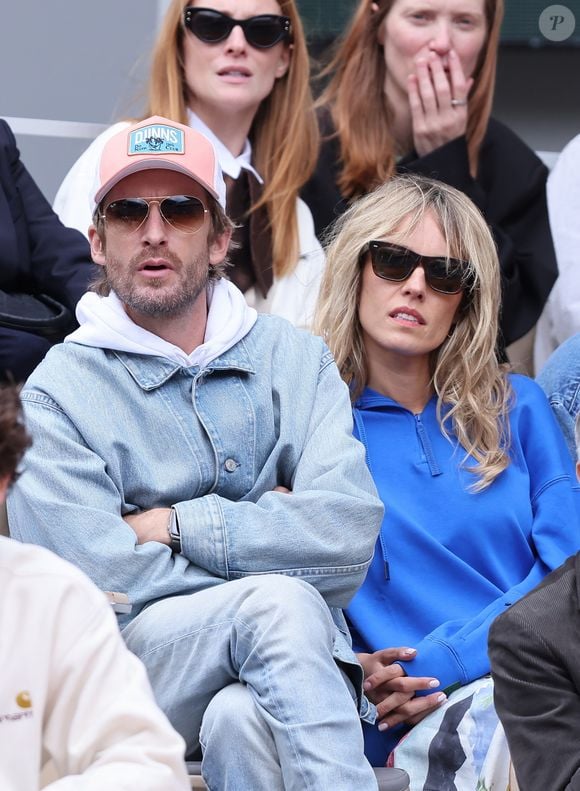 Philippe Lacheau et Elodie Fontan dans les tribunes lors des Internationaux de France de Tennis de Roland Garros 2025, à Paris, France, le 27 mai 2025. © Jacovides-Moreau/Bestimage