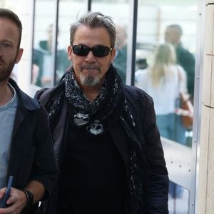 Florent Pagny quitte les studios RTL à Neuilly-sur-Seine le 2 Mai 2025. © Denis Guignebourg/BestImage