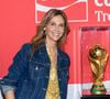 La journaliste anime chaque soir de match un magazine consacré au Mondial.

Ophélie Meunier lors du Trophée de la Coupe du Monde de la FIFA à l'Adidas Home of Sport sur les Champs-Elysées à Paris le 10 février 2026. 

© Cyril Moreau/Bestimage