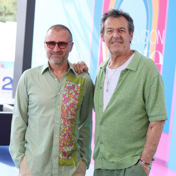 Jean-Luc Reichmann et Alexandre Brasseur - Photocall de "Demain nous appartient" (DNA) lors du 64ème Festival de Télévision de Monte Carlo au Grimaldi Forum de Monaco le 14 juin 2025. © Denis Guignebourg / Bestimage