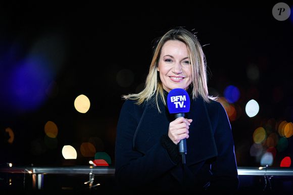 La journaliste Perrine Storme lors d'une émission spéciale de la chaîne de télévision française BFM TV (ou BFMTV) depuis un poste de télévision situé sur la terrasse de Publicis sur les Champs Elysées, à l'occasion du réveillon du Nouvel An et du feu d'artifice de l'Arc de Triomphe à Paris, France, le 31 décembre 2022. Photo par Victor Joly/ABACAPRESS.COM