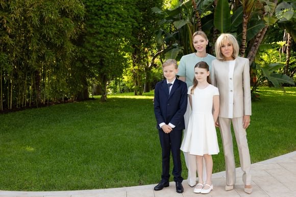 En effet, Jacques et Gabriella ont pu discuter avec la Première dame, acceptant même de poser sur des clichés.
Le prince Jacques de Monaco, marquis des Baux, La princesse Gabriella de Monaco, comtesse de Carladès, La princesse Charlène de Monaco et Brigitte Macron posent dans les jardins du palais en marge de la visite d'état du couple présidentiel français à Monaco le 7 juin 2025.

© Olivier Huitel / Pool Monaco / Bestimage