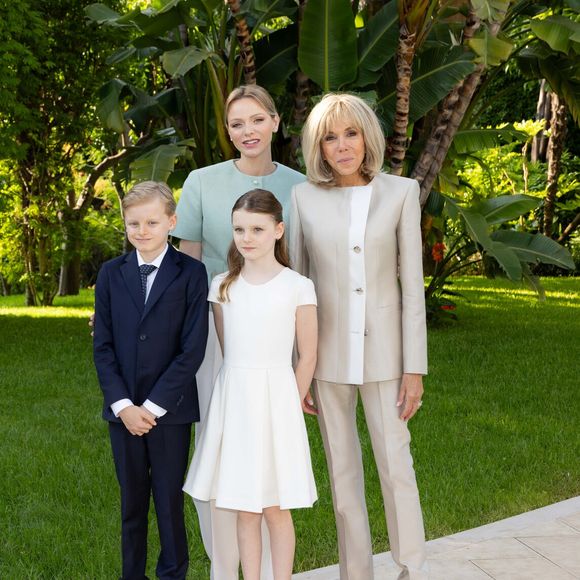 En effet, Jacques et Gabriella ont pu discuter avec la Première dame, acceptant même de poser sur des clichés.
Le prince Jacques de Monaco, marquis des Baux, La princesse Gabriella de Monaco, comtesse de Carladès, La princesse Charlène de Monaco et Brigitte Macron posent dans les jardins du palais en marge de la visite d'état du couple présidentiel français à Monaco le 7 juin 2025.

© Olivier Huitel / Pool Monaco / Bestimage