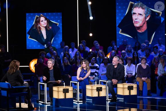 Exclusif - Julien Clerc, Julie Zenatti, Antoine Dulery, Faustine Bollaert lors de l'enregistrement de l'émission "La Boîte à secrets", présentée par F.Bollaert et diffusée le 2 janvier 2026 sur France 3, dans les studios du Lendit à Saint-Denis, France, le 1er décembre 2025. © Cyril Moreau/Bestimage